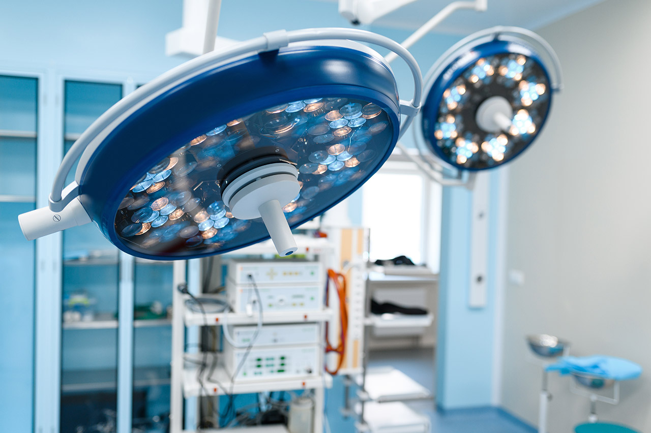 professional-surgery-lamps-in-operating-room-GXRAD2G